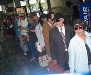 Presentación de "Medidas Preventivas", de Gustavo Pernas, no aeroporto da Labacolla.