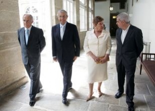 Touriño acompañando os premiados pouco antes do acto oficial / Conchi Paz