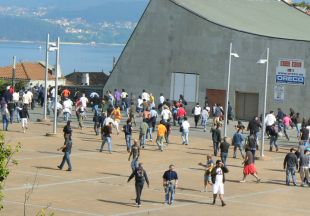 Os operarios fuxindo da Praza do Rei, onde habían desenvolver unha asemblea, ante a irrupción dos antidisturbios / Imaxe: Z. G.