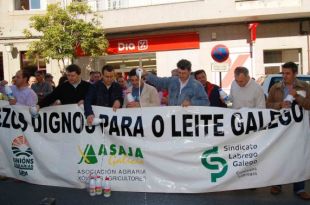 No momento de deitar o leite no chan, diante da superficie comercial de Dia / Imaxe: Unións Agrarias