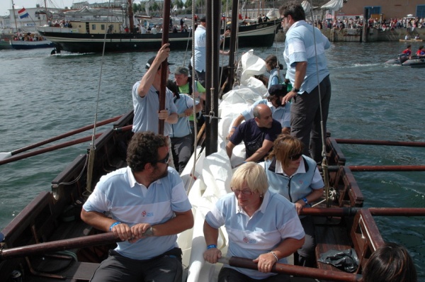 Os barcos regresan a porto para preparar o desfile nocturno